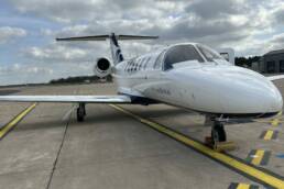Privatjet auf Landebahn Flughafen